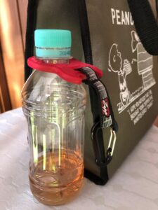 水分補給に携帯するペットボトル小と、持ち歩きやすいクーラーバッグ